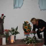 Sotto la Madonna gnore una 55enne del posto ha allestito un piccolo altare abbellito da composizioni floreali